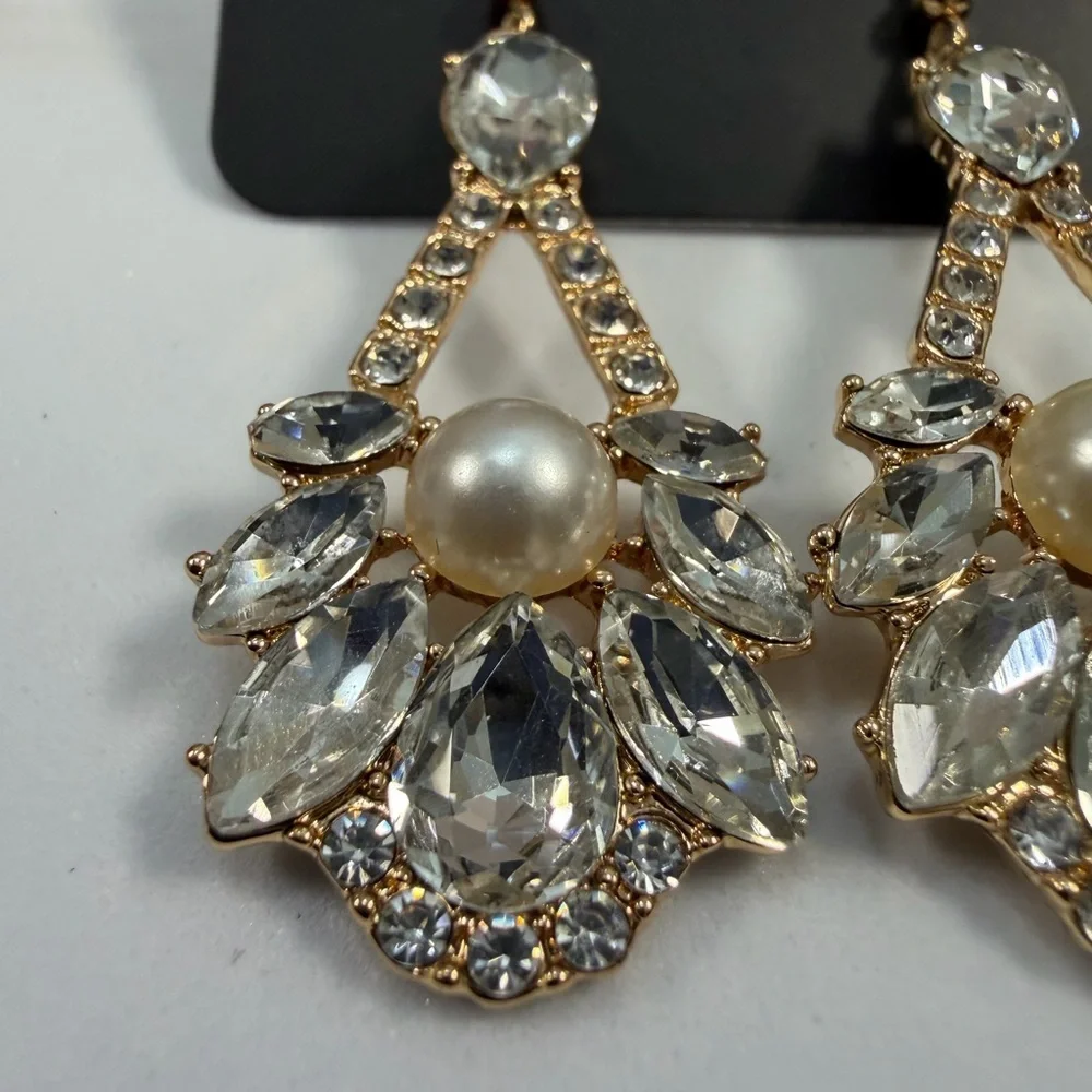 🩷5/$10🩷 paparazzi Gold-Tone Crystal & Pearl Chandelier Earrings - White